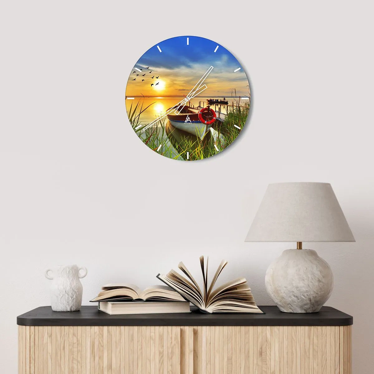 Orologio da parete - Orologio in Vetro - Una barca al molo al tramonto, uccelli che volano via - 30x30cm - I cormorano volano già via - Decorazione murale moderna per soggiorno, cucina e camera da letto ARTTOR