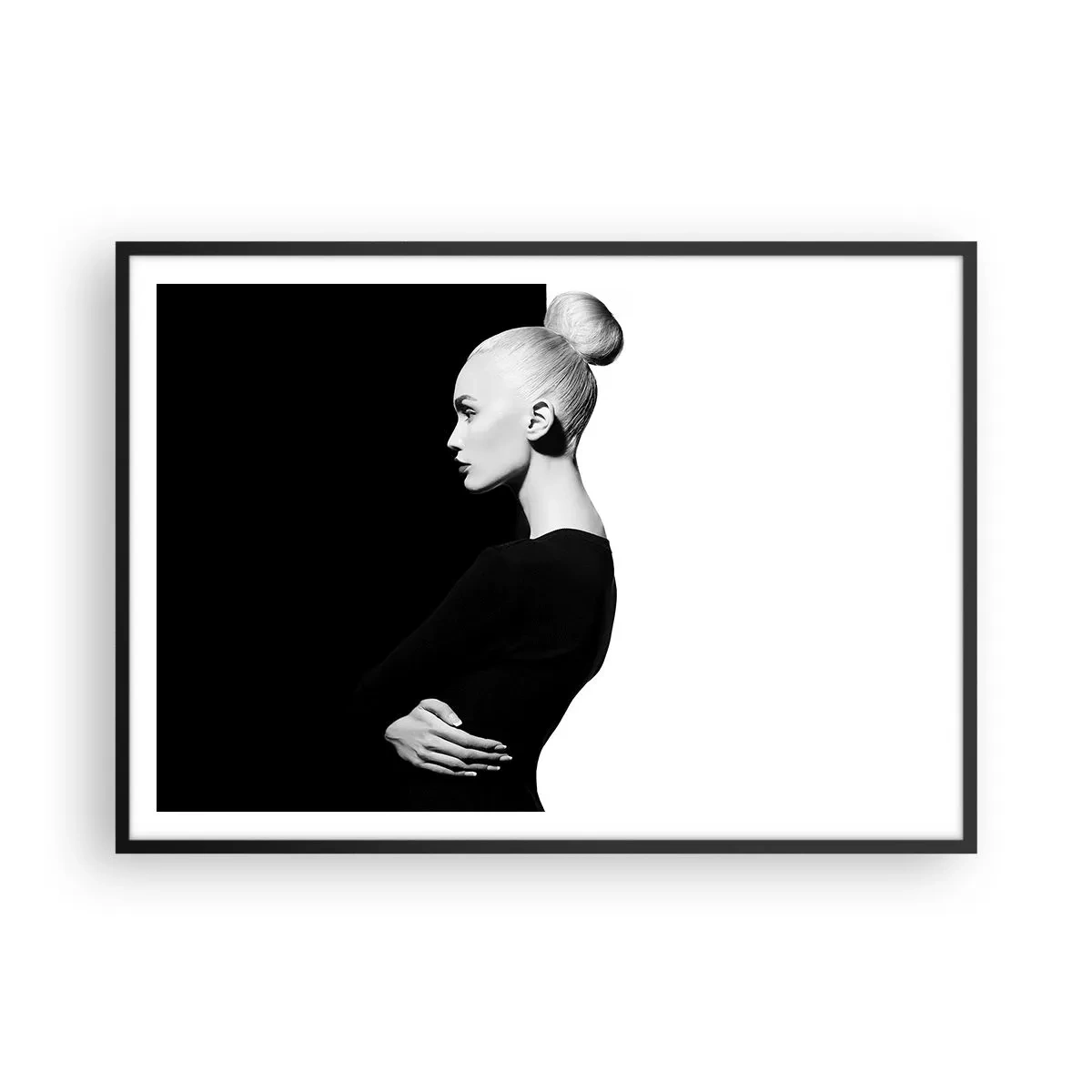 Poster in cornice nera - Ritratto elegante di una donna su sfondo bianco e nero - 100x70cm - Semplicemente donna - Decorazione murale moderna per soggiorno e camera da letto ARTTOR