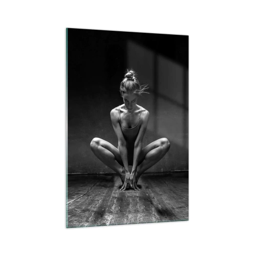 Quadro su vetro - Ritratto in bianco e nero di una ballerina in piena concentrazione. - 70x100cm - La concentrazione dell'energia della danza - Decorazione murale moderna per soggiorno e camera da letto ARTTOR
