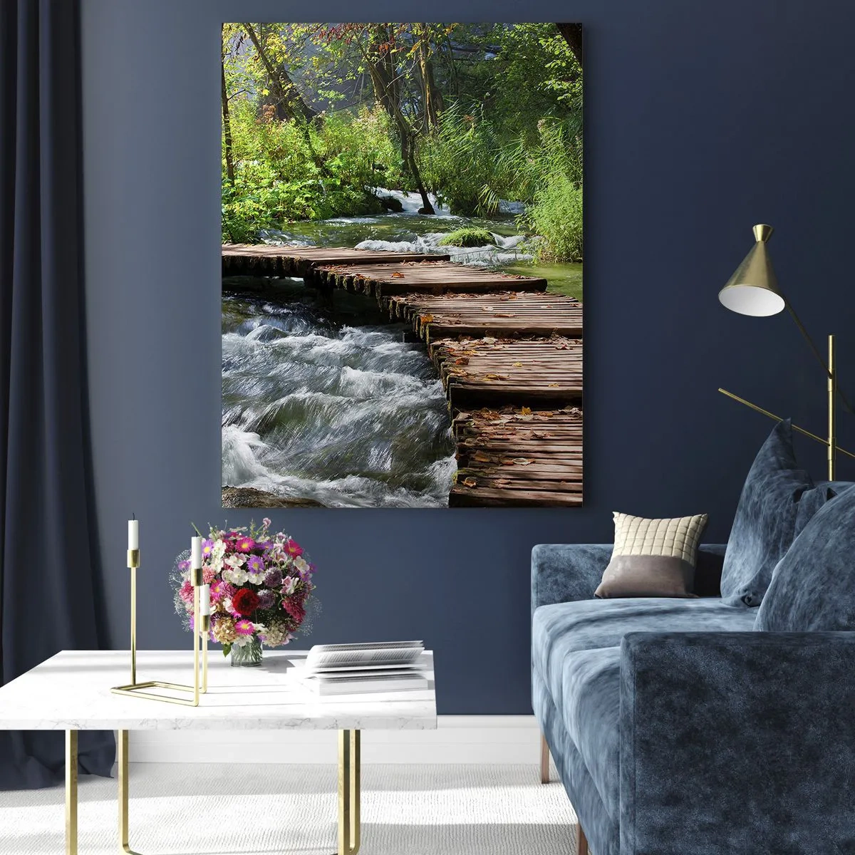 Quadro su vetro - Un ponte di legno sopra un ruscello impetuoso, circondato dal verde della foresta. - 70x100cm - Sulla cascata spumeggiante - Decorazione murale moderna per soggiorno e camera da letto ARTTOR