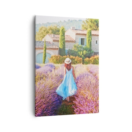 Quadro su tela - Stampe su Tela - Una donna con un vestito blu cammina attraverso un campo di lavanda con vista su una casa. - 50x70cm - La ragazza nella lavanda - Decorazione murale moderna per soggiorno e camera da letto ARTTOR