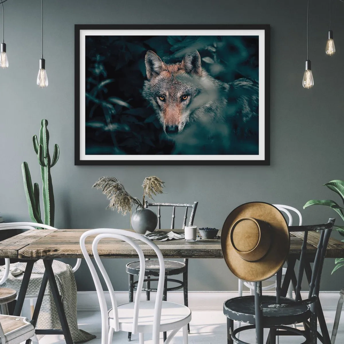Poster in cornice nera - Un lupo nel suo ambiente naturale, che osserva dalle profondità della foresta. - 100x70cm - Cacciatore - Decorazione murale moderna per soggiorno e camera da letto ARTTOR