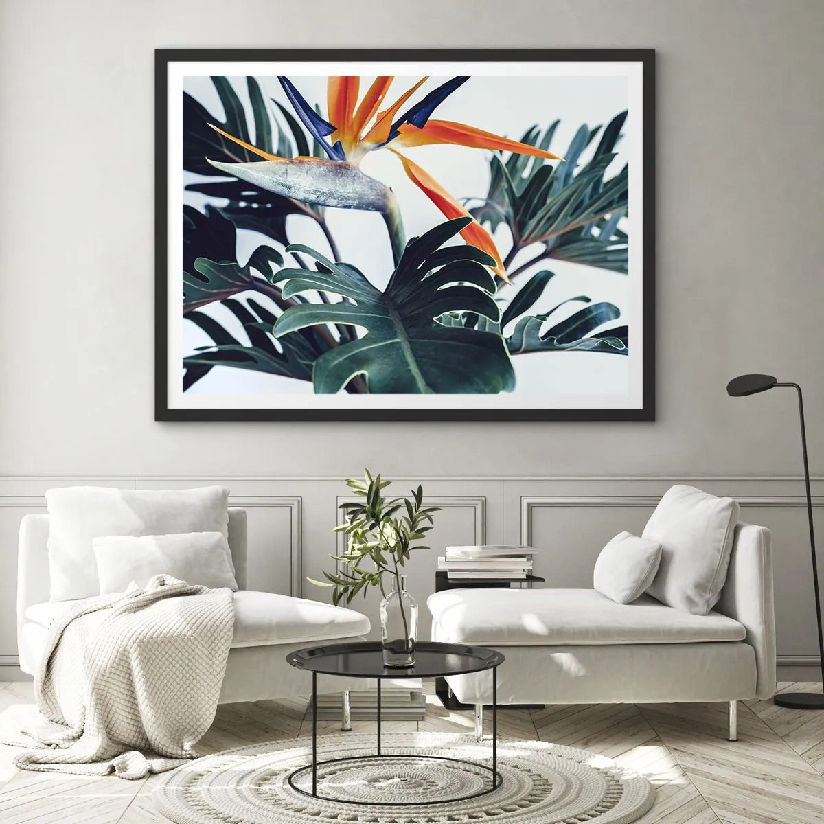 Poster in cornice nera - Fiore di Strelitzia circondato da foglie in piena luce - 70x50cm - Pianta uccello - Decorazione murale moderna per soggiorno e camera da letto ARTTOR