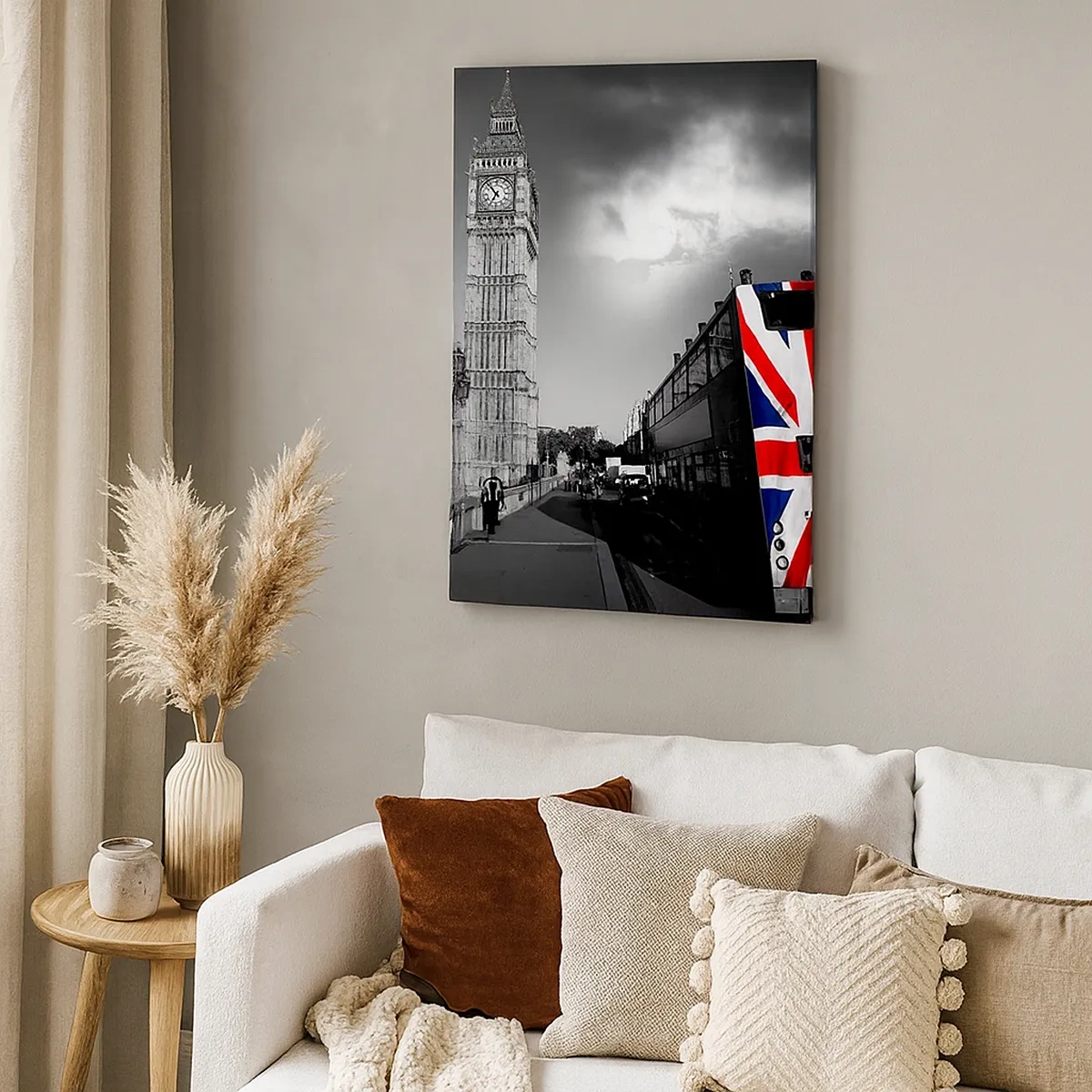 Quadro su tela - Stampe su Tela - Il Big Ben e un autobus con una bandiera britannica su uno sfondo bianco e nero - 50x70cm - Orgogliosa e grande - Decorazione murale moderna per soggiorno e camera da letto ARTTOR