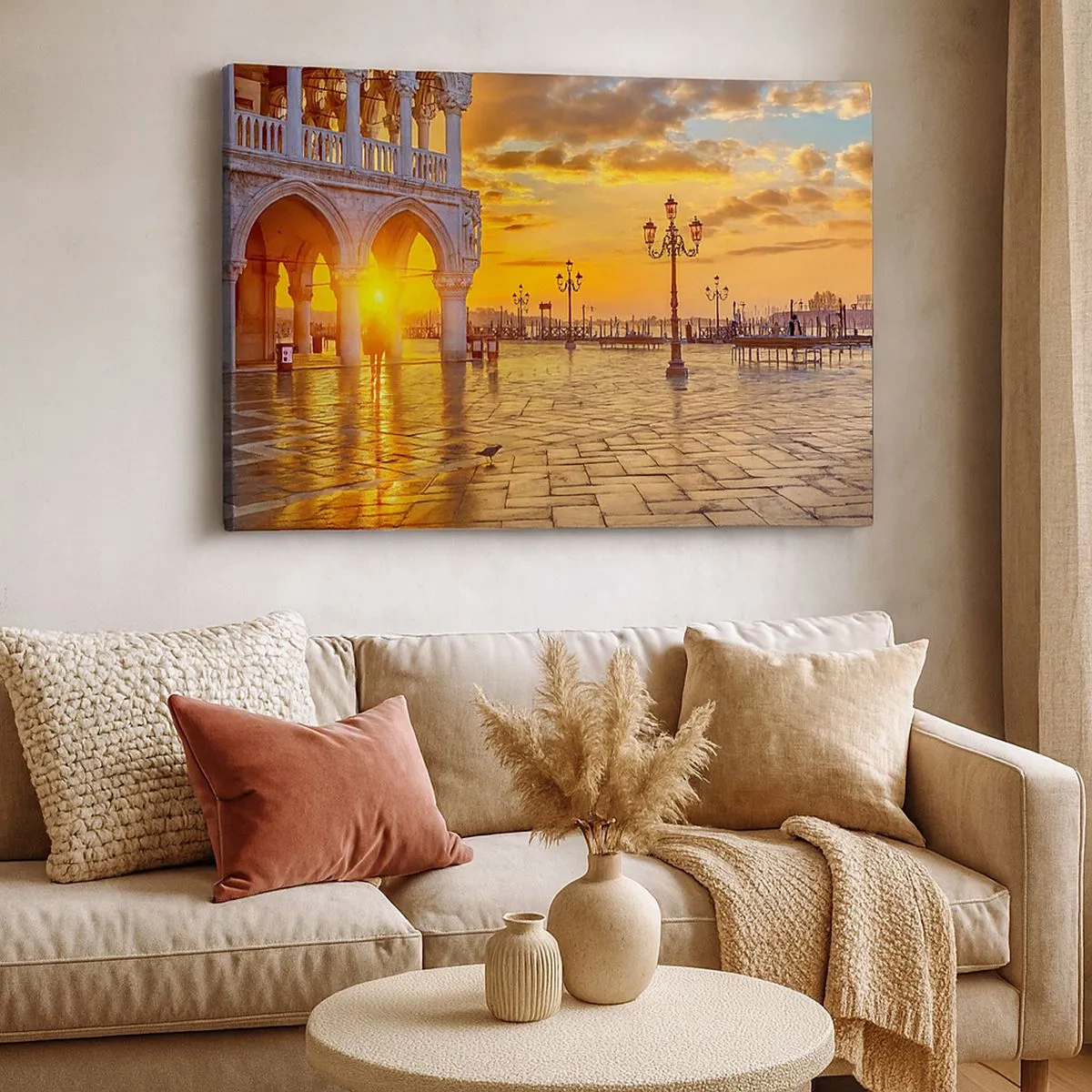 Quadro su tela - Stampe su Tela - Tramonto dorato sulla piazza della città con portici e lampioni - 70x50cm - Dove sono tutti? - Decorazione murale moderna per soggiorno e camera da letto ARTTOR