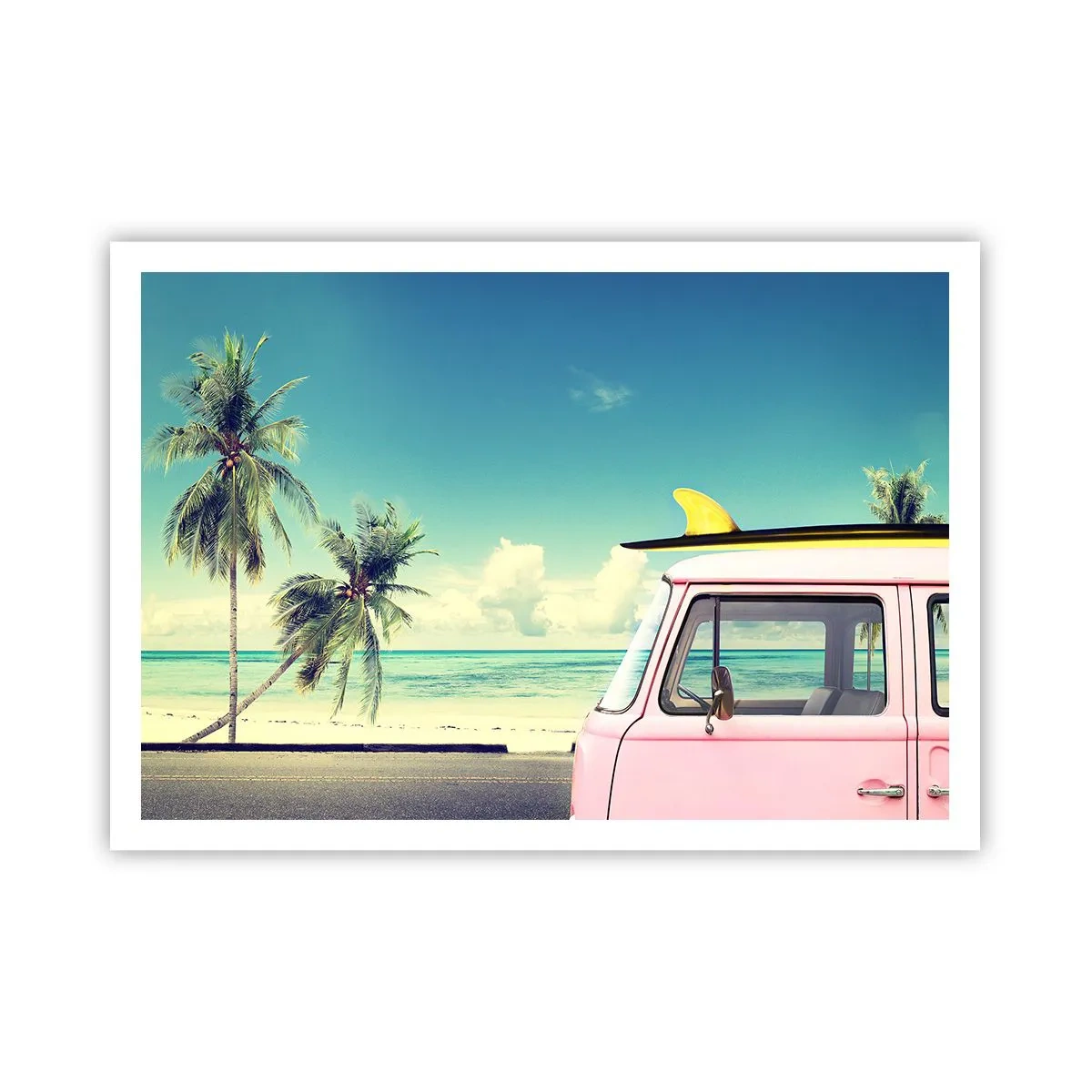 Poster - Un furgone rosa con una tavola da surf sullo sfondo di una spiaggia tropicale. - 100x70cm - Tempo di vacanze - Decorazione murale moderna per soggiorno e camera da letto ARTTOR