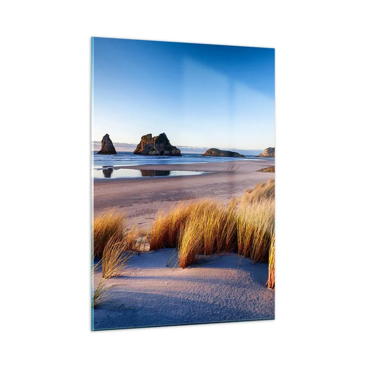Quadro su vetro - Una spiaggia all'alba con erba e rocce sullo sfondo e un mare calmo - 50x70cm - Per i cercatori di pace - Decorazione murale moderna per soggiorno e camera da letto ARTTOR