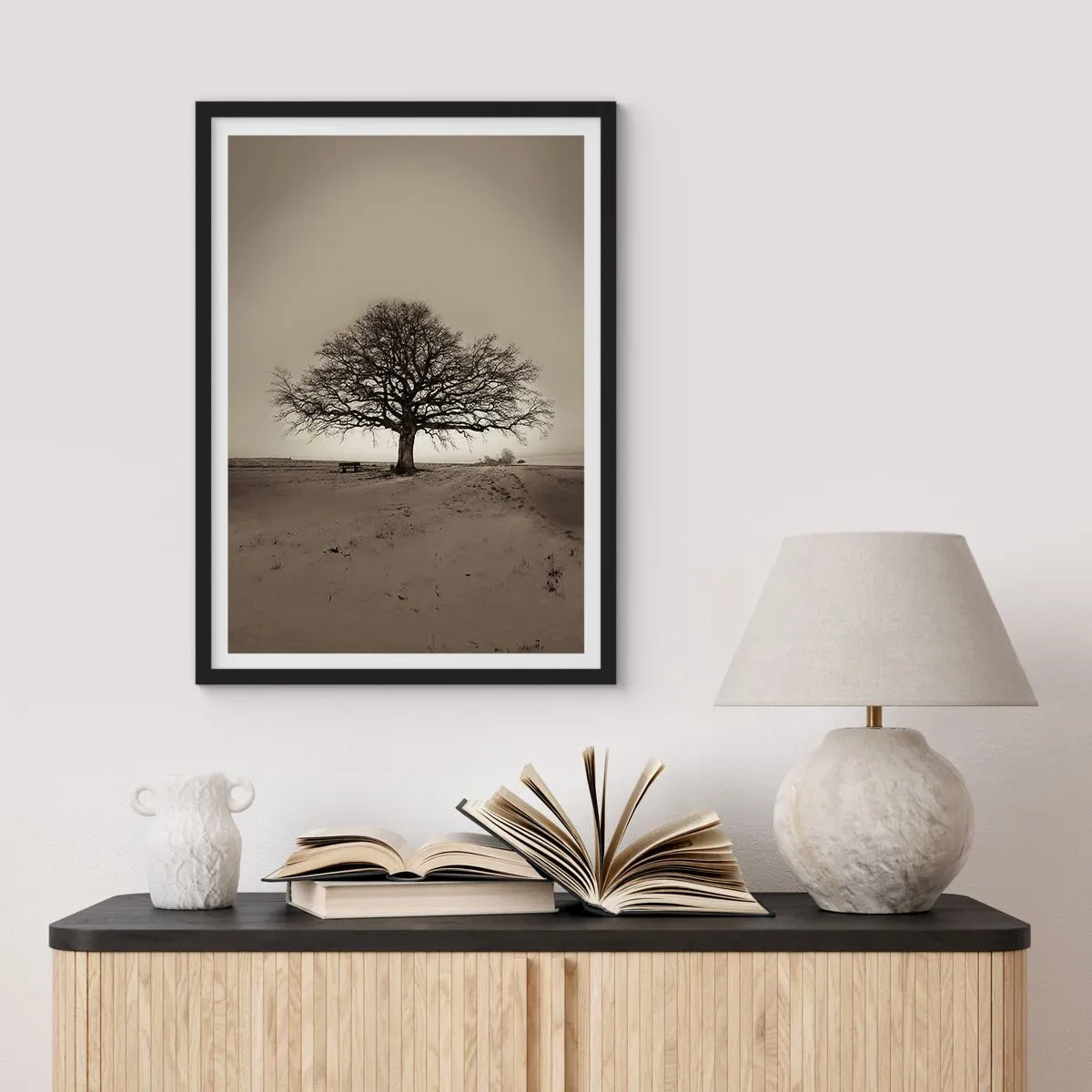 Poster in cornice nera - Un albero solitario in un paesaggio seppia vuoto - 50x70cm - Da qui all'eternità - Decorazione murale moderna per soggiorno e camera da letto ARTTOR