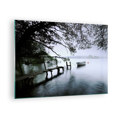 Quadro su vetro - Un molo di legno su un lago nebbioso con una barca sullo sfondo - 70x50cm - E già ti riposi - Decorazione murale moderna per soggiorno e camera da letto ARTTOR