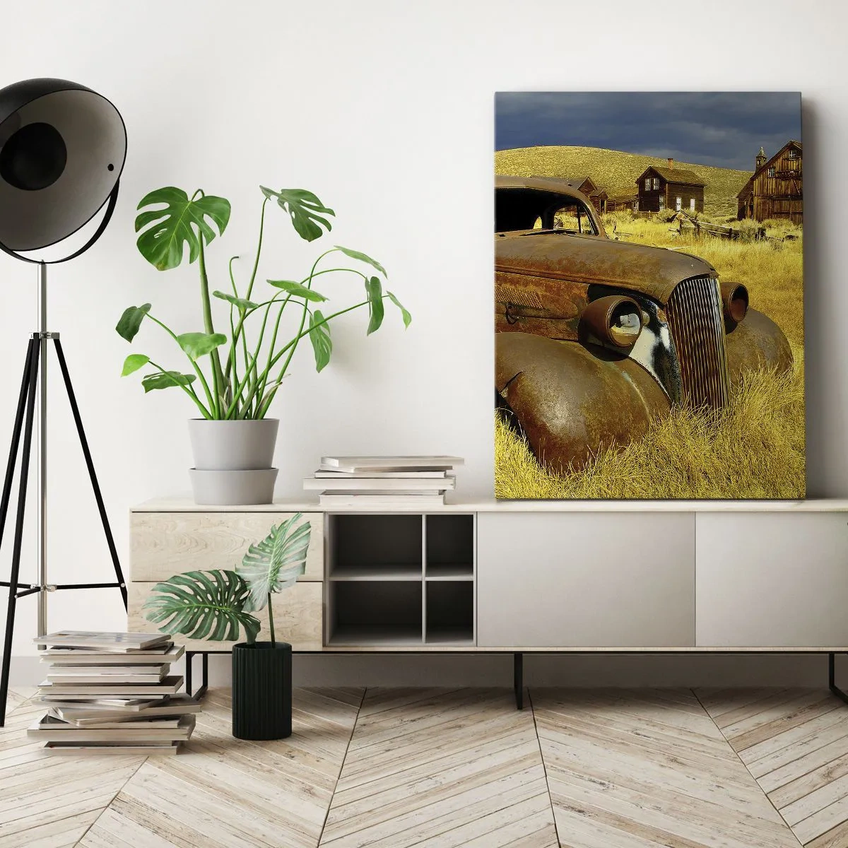Quadro su tela - Stampe su Tela - Una vecchia macchina arrugginita sullo sfondo di capanne di legno abbandonate - 80x120cm - Meritato riposo - Decorazione murale moderna per soggiorno e camera da letto ARTTOR