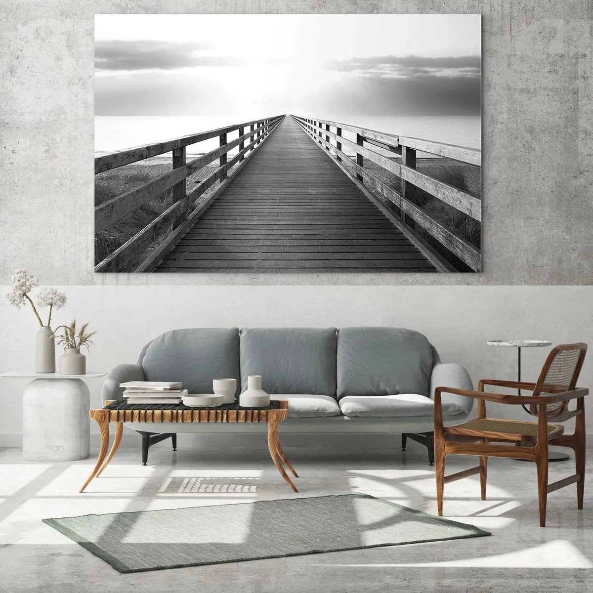 Quadro su vetro - Un'immagine in bianco e nero di un molo di legno che conduce verso l'orizzonte. - 120x50cm - Sempre più lontano - Decorazione murale moderna per soggiorno e camera da letto ARTTOR