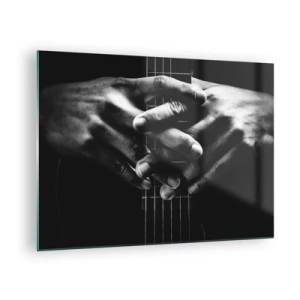 Quadro su vetro - Mani giunte appoggiate sul manico della chitarra in bianco e nero - 70x50cm - La preghiera dell'artista - Decorazione murale moderna per soggiorno e camera da letto ARTTOR