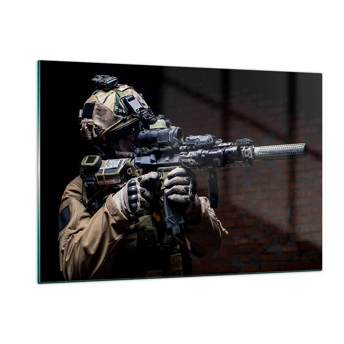 Quadro su vetro - Un soldato in equipaggiamento completo con un fucile contro un muro di mattoni - 120x80cm - Mortalmente efficace - Decorazione murale moderna per soggiorno e camera da letto ARTTOR