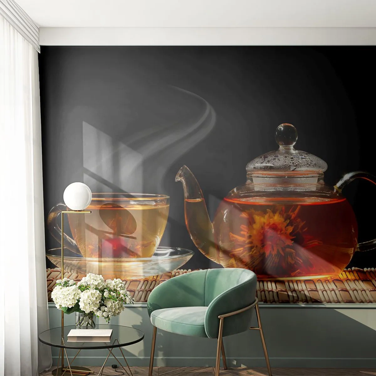 Fotomurali Premium Sand - Teiera e tazza in vetro con tè floreale su sfondo nero - 100x70cm - La magia e l'arte del tè - Decorazione murale moderna per soggiorno e camera da letto ARTTOR