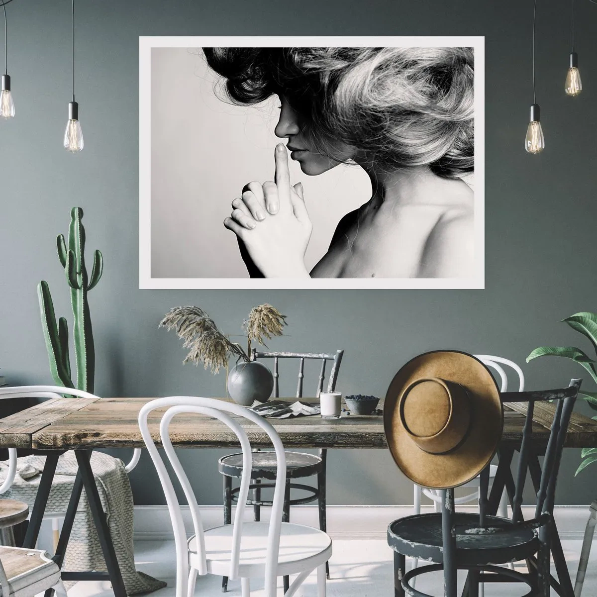 Poster - Profilo in bianco e nero di una donna che fa un gesto di silenzio - 100x70cm - Ascoltando se stessa - Decorazione murale moderna per soggiorno e camera da letto ARTTOR