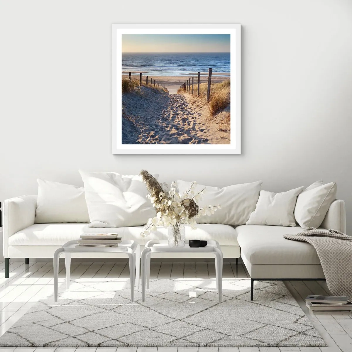 Poster in cornice bianca - Rumore del mare, uccelli che cantano, spiaggia selvatica tra i cespugli... - 40x40 cm
