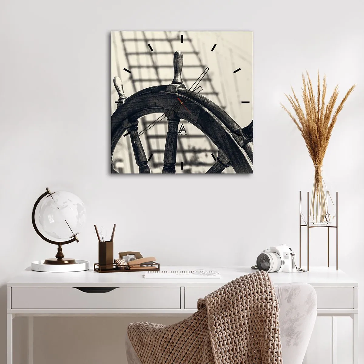 Orologio da parete - Orologio in Vetro - Un timone a vela in stile retrò con una nave sullo sfondo - 30x30cm - Racconti del mare - Decorazione murale moderna per soggiorno e camera da letto ARTTOR