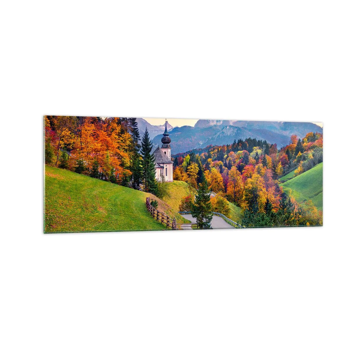 Quadro su vetro - Paesaggio montano autunnale con cappella e tramonto - 140x50cm - Un paesaggio come dipinto - Decorazione murale moderna per soggiorno e camera da letto ARTTOR