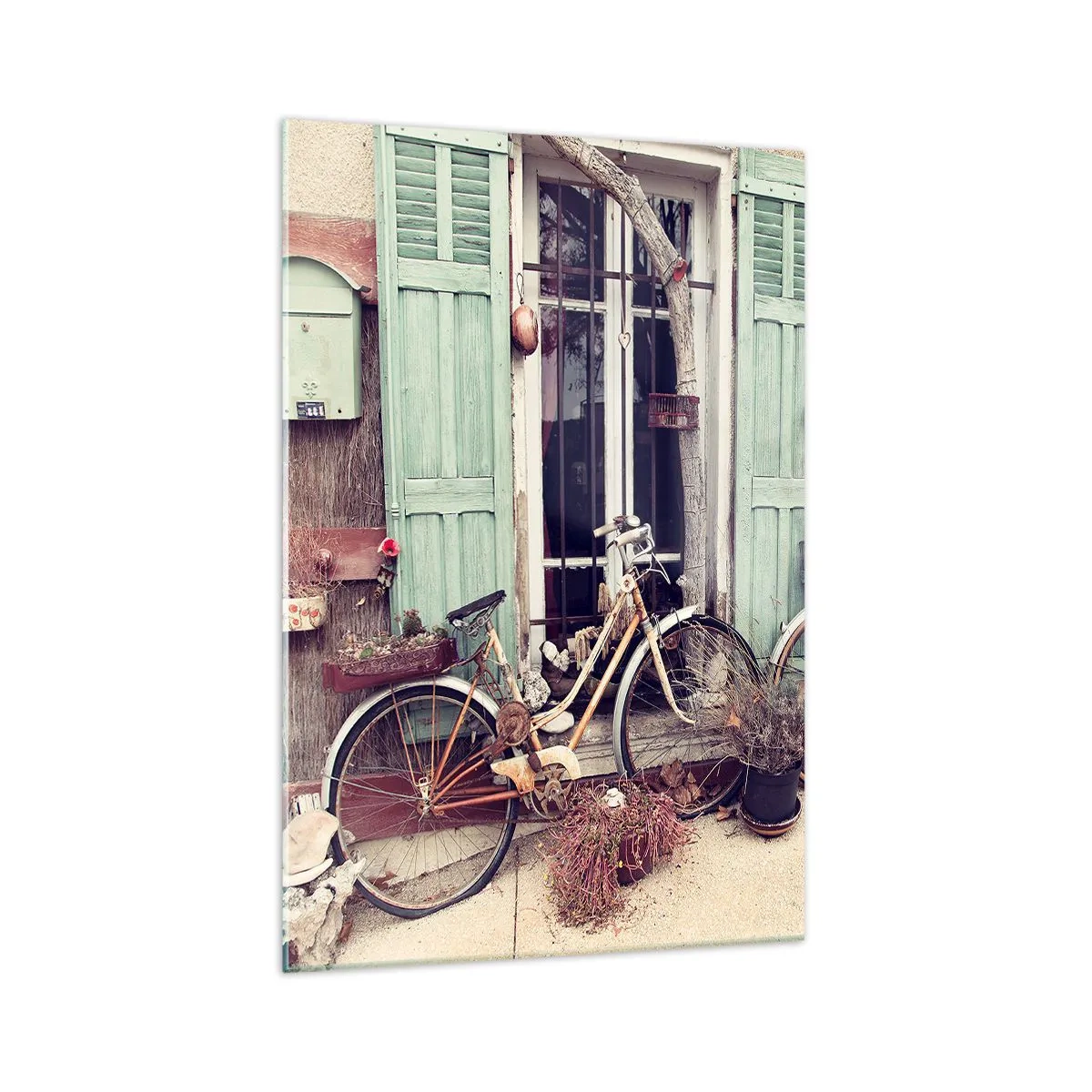 Quadro su vetro - Biciclette d'epoca davanti a una porta di legno con persiane color pastello - 70x100cm - Evviva la provincia - Decorazione murale moderna per soggiorno e camera da letto ARTTOR