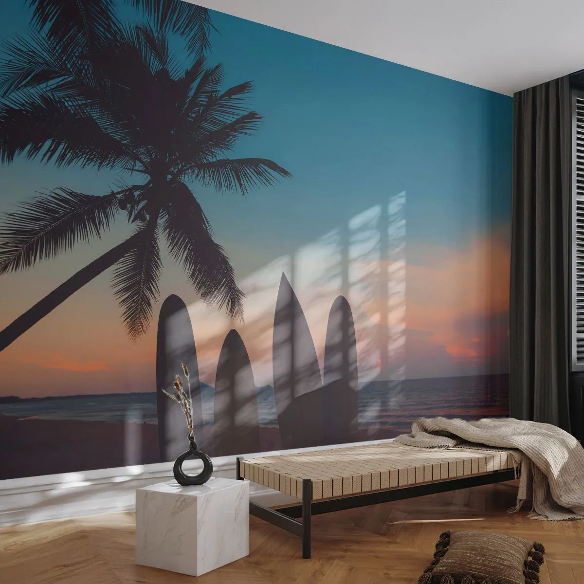 Fotomurali Premium Sand - Palma e tavole da surf sullo sfondo del tramonto - 100x70cm - Domani anche ci divertiamo - Decorazione murale moderna per soggiorno e camera da letto ARTTOR