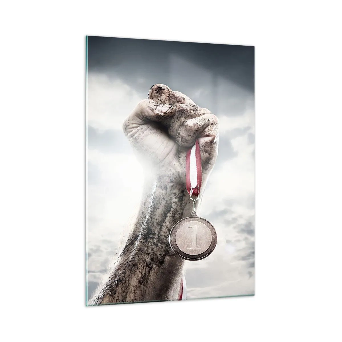 Quadro su vetro - Una mano che tiene una medaglia su uno sfondo di nuvole - 50x70cm - Per aspera ad astra - Decorazione murale moderna per soggiorno e camera da letto ARTTOR