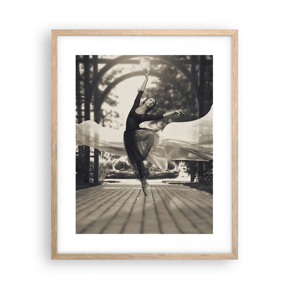Poster in cornice rovere chiaro - La danza dello spirito del giardino - 40x50 cm