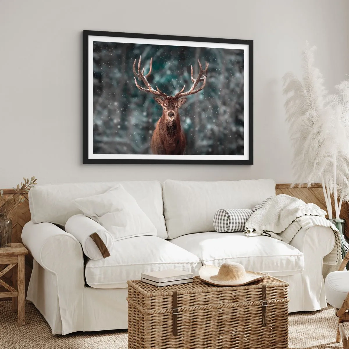 Poster in cornice nera - Cervi in una foresta invernale con neve che cade - 70x50cm - Il re del bosco incoronato - Decorazione murale moderna per soggiorno e camera da letto ARTTOR