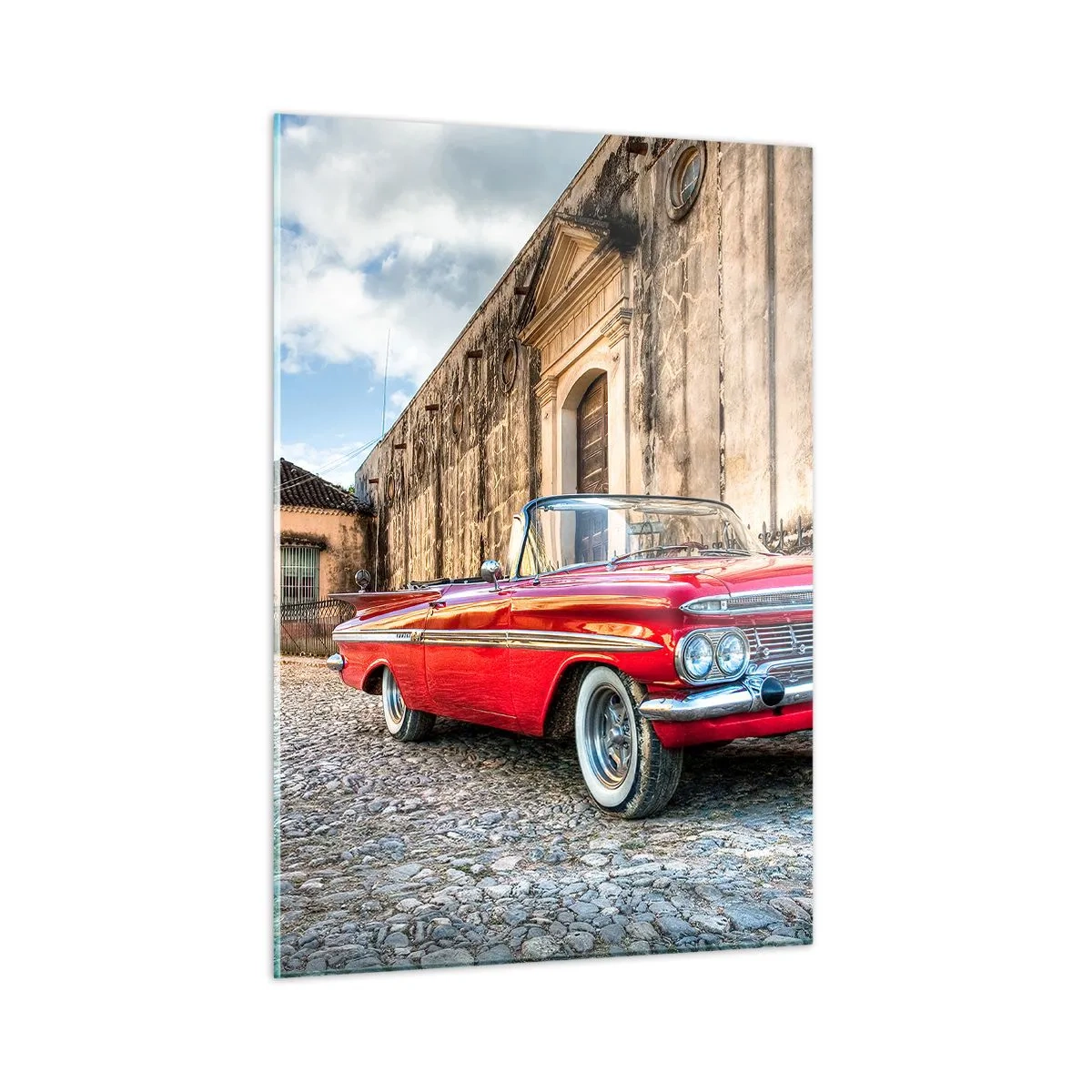 Quadro su vetro - Una classica decappottabile rossa su una strada acciottolata in un ambiente retrò - 50x70cm - Impressioni di Cuba - Decorazione murale moderna per soggiorno e camera da letto ARTTOR