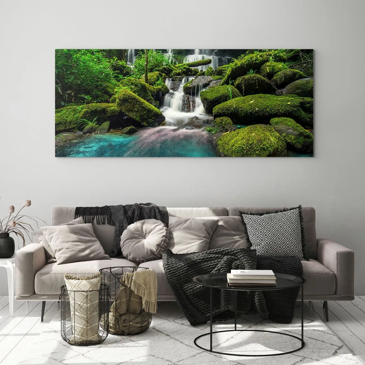 Quadro su vetro - Una cascata tropicale circondata dal verde e dall'acqua turchese - 120x50cm - Turchese, zaffiro e argento liquido - Decorazione murale moderna per soggiorno e camera da letto ARTTOR