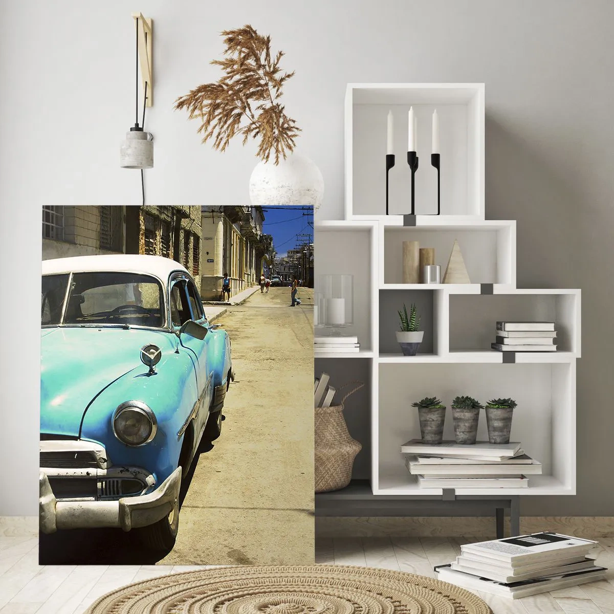 Quadro su vetro - Auto blu d'epoca sulla strada al sole - 50x70cm - Evviva Cuba! - Decorazione murale moderna per soggiorno e camera da letto ARTTOR