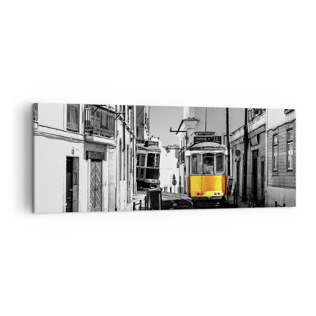 Quadro su tela - Stampe su Tela - Un tram giallo per le strade di Lisbona in un ambiente monocromatico - 140x50cm - Lo spirito di Lisbona - Decorazione murale moderna per soggiorno e camera da letto ARTTOR