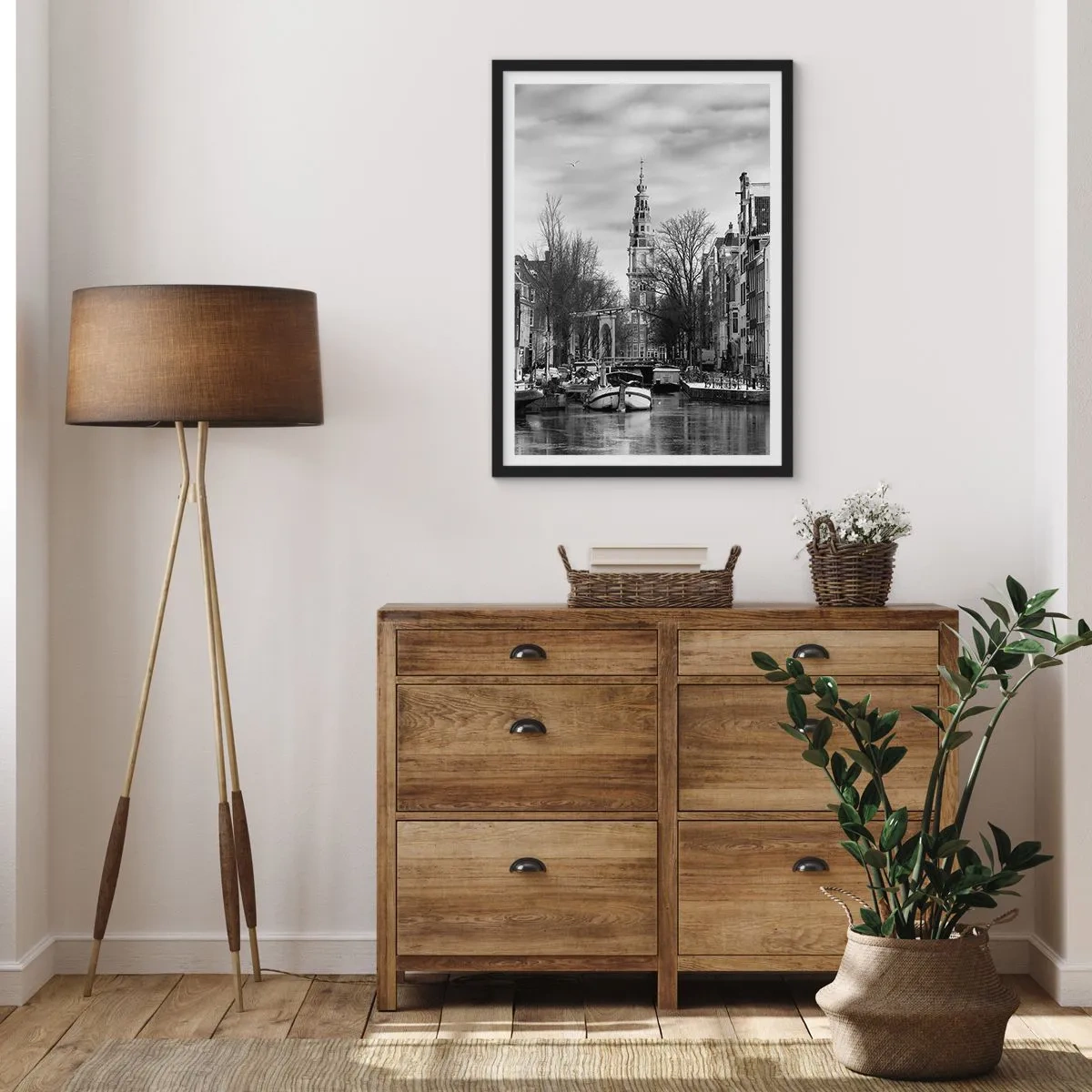 Poster in cornice nera - Una vista in bianco e nero del canale con una torre storica sullo sfondo. - 50x70cm - Atmosfera di Amsterdam - Decorazione murale moderna per soggiorno e camera da letto ARTTOR