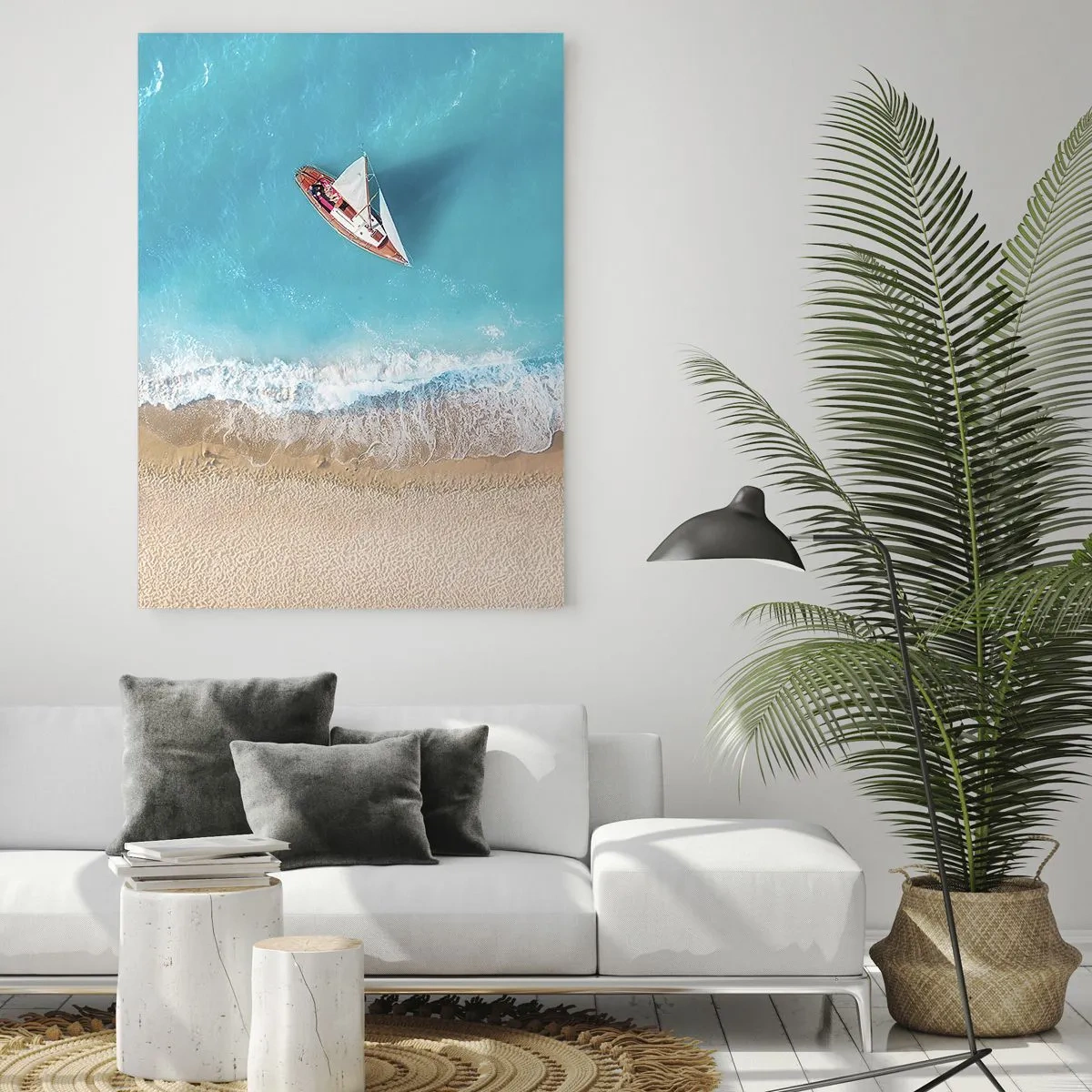 Quadro su vetro - Una barca a vela sul mare azzurro vicino a una spiaggia sabbiosa - 50x70cm - Al confine del blu e dell'oro - Decorazione murale moderna per soggiorno e camera da letto ARTTOR