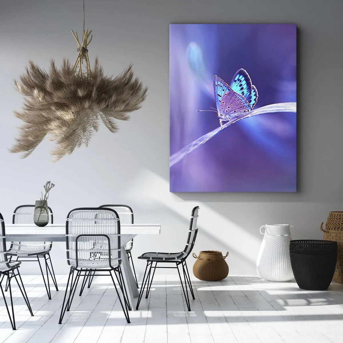 Quadro su tela - Stampe su Tela - Una delicata farfalla blu su uno stelo in luce viola - 80x120cm - Gioielli della natura - Decorazione murale moderna per soggiorno e camera da letto ARTTOR