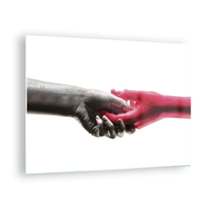 Quadro su vetro - Primo piano di due mani, una nera e l'altra rossa, che si tengono - 70x50cm - Insieme, sebbene diversi - Decorazione murale moderna per soggiorno e camera da letto ARTTOR