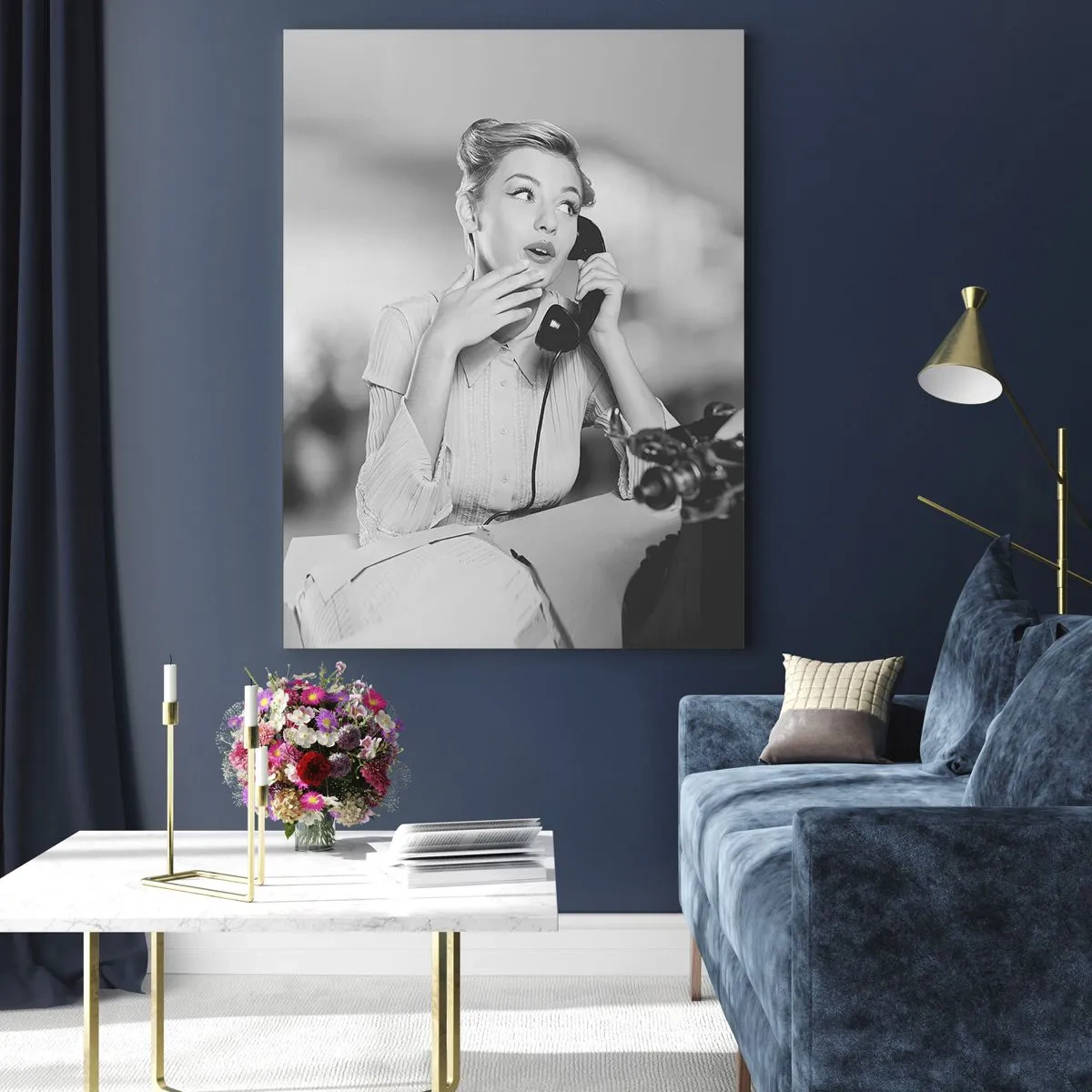 Quadro su vetro - Una donna che parla al telefono davanti a una macchina da scrivere - 80x120cm - Salve, qui gli anni '50 - Decorazione murale moderna per soggiorno e camera da letto ARTTOR
