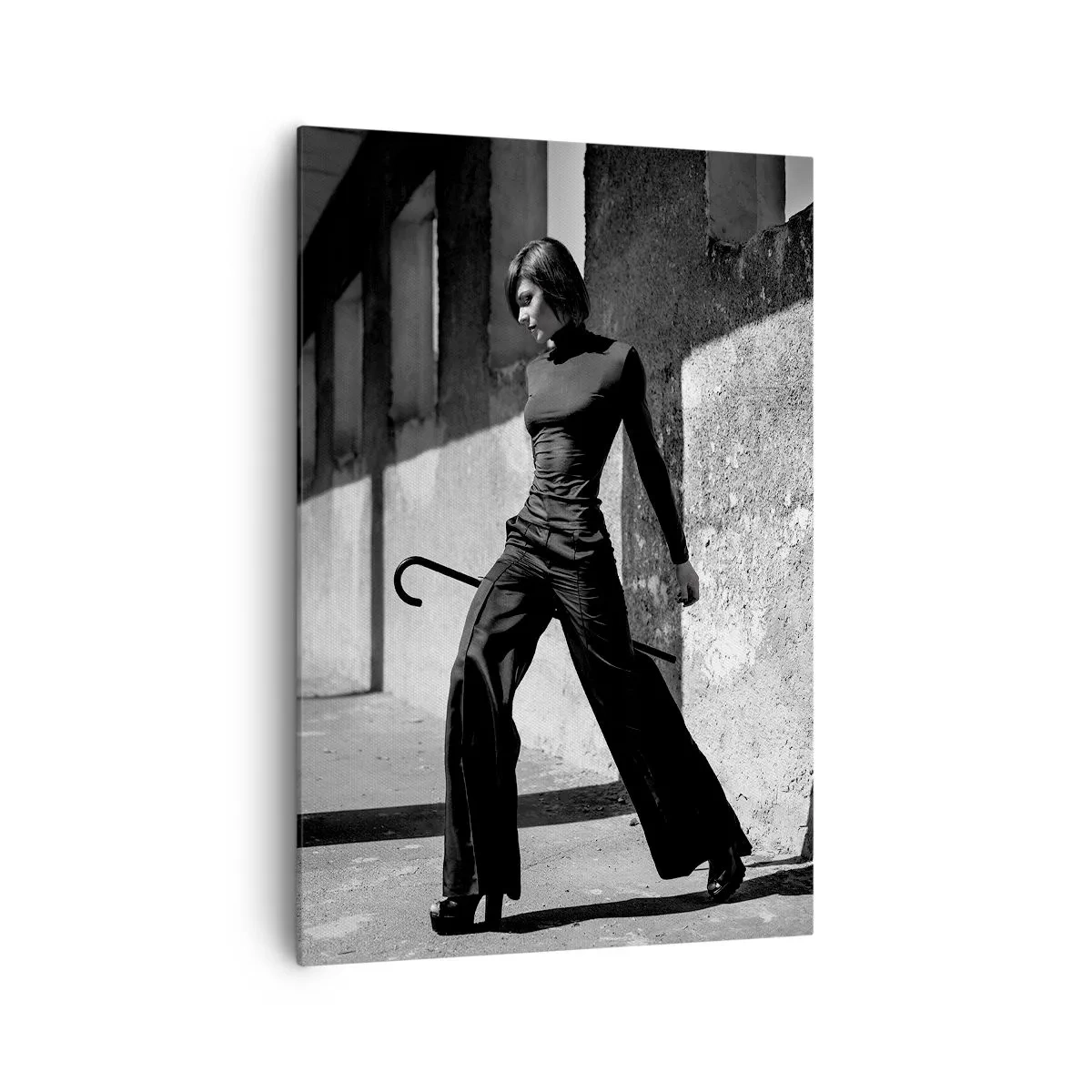 Quadro su tela - Stampe su Tela - Donna elegante in un ambiente industriale - 70x100cm - Eleganza cittadina - Decorazione murale moderna per soggiorno e camera da letto ARTTOR