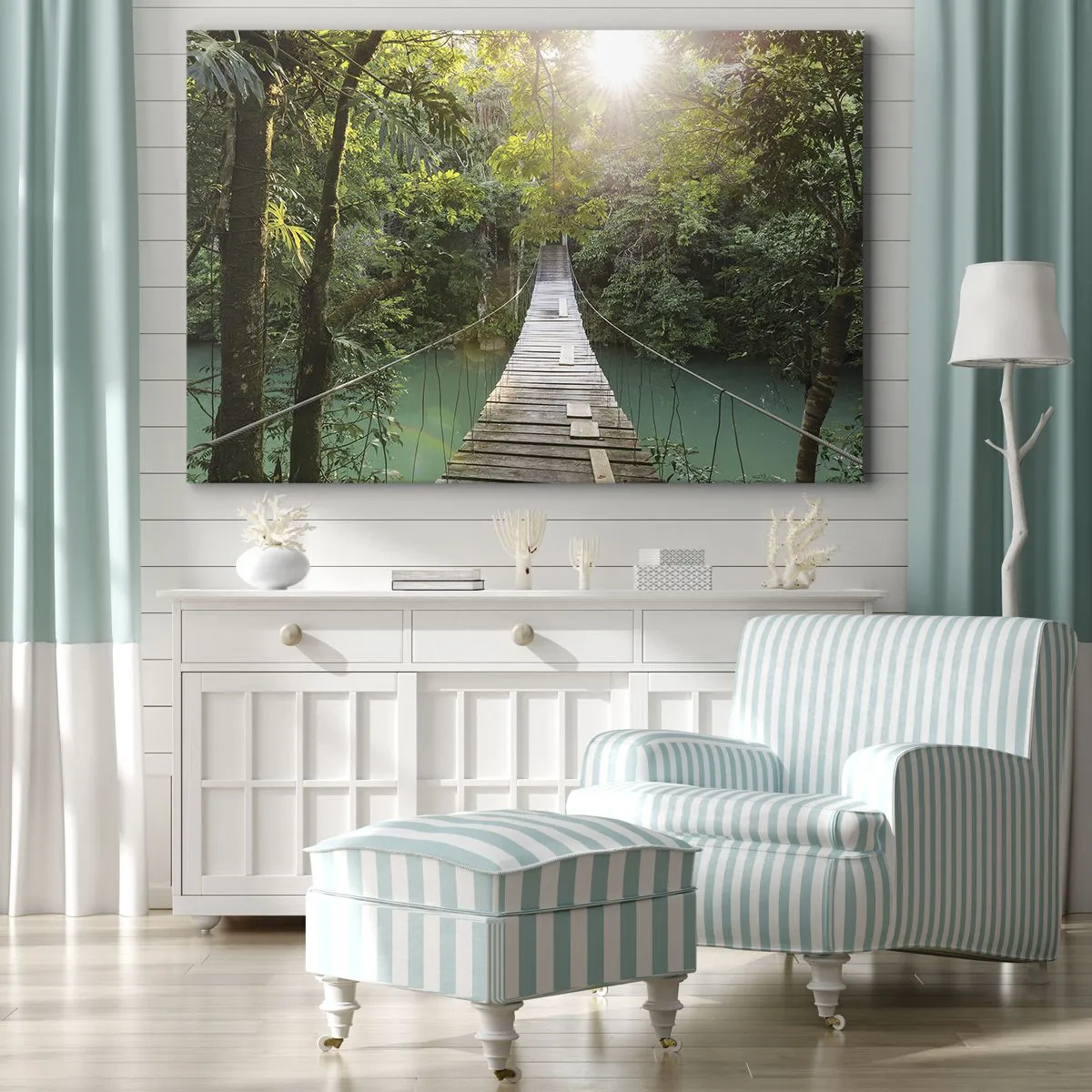 Quadro su tela - Stampe su Tela - Un ponte sospeso in una foresta tropicale illuminato dalla luce del sole. - 70x50cm - Sull'acqua azzurra verso il bosco azzurro - Decorazione murale moderna per soggiorno e camera da letto ARTTOR