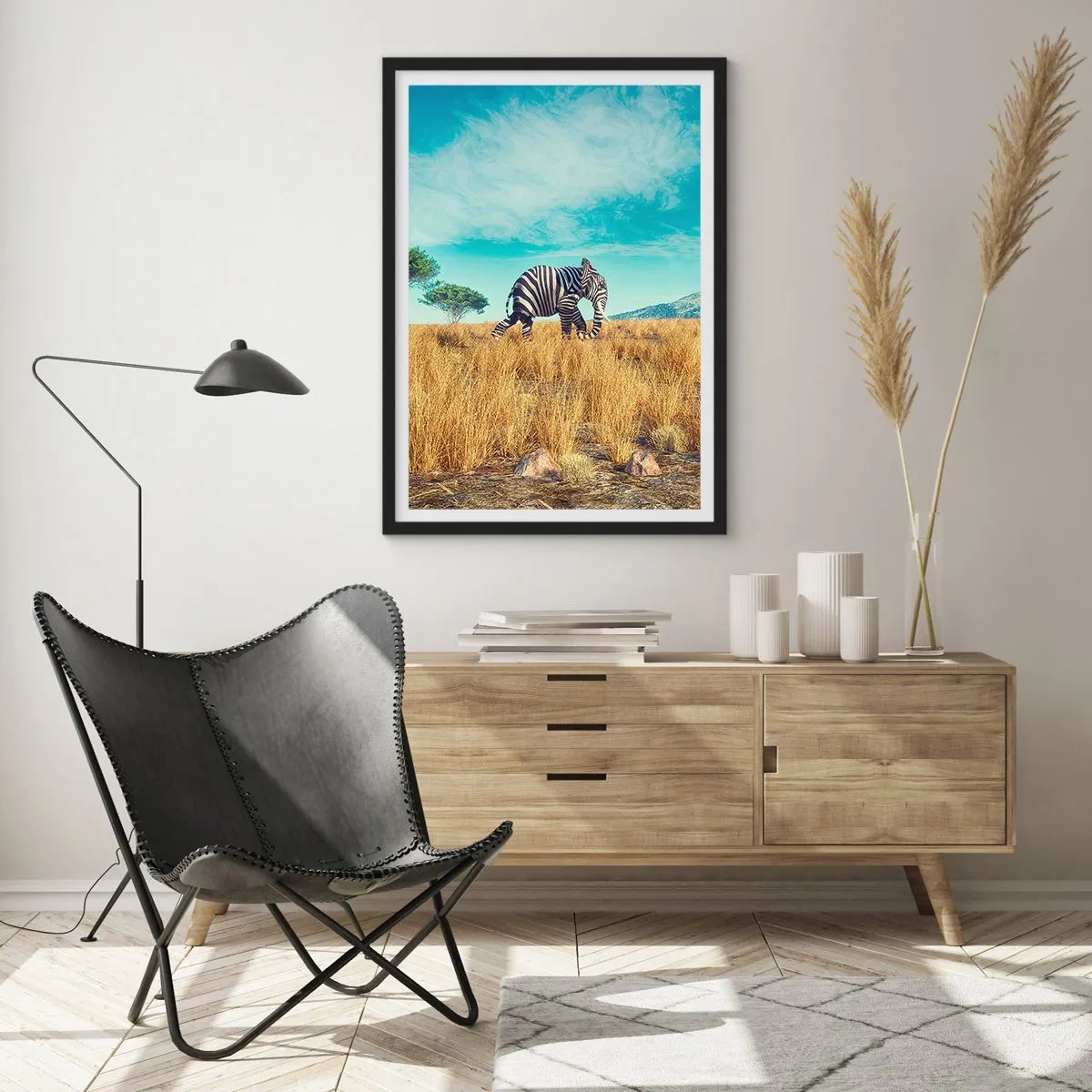 Poster in cornice nera - Una zebra con il corpo di un elefante sullo sfondo della savana africana - 50x70cm - Il grigio non è più di moda - Decorazione murale moderna per soggiorno e camera da letto ARTTOR