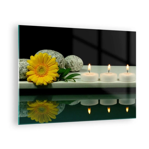 Quadro su vetro - Candele, pietre e un fiore giallo riflessi nell'acqua - 70x50cm - Il sollievo dei sensi - Decorazione murale moderna per soggiorno e camera da letto ARTTOR