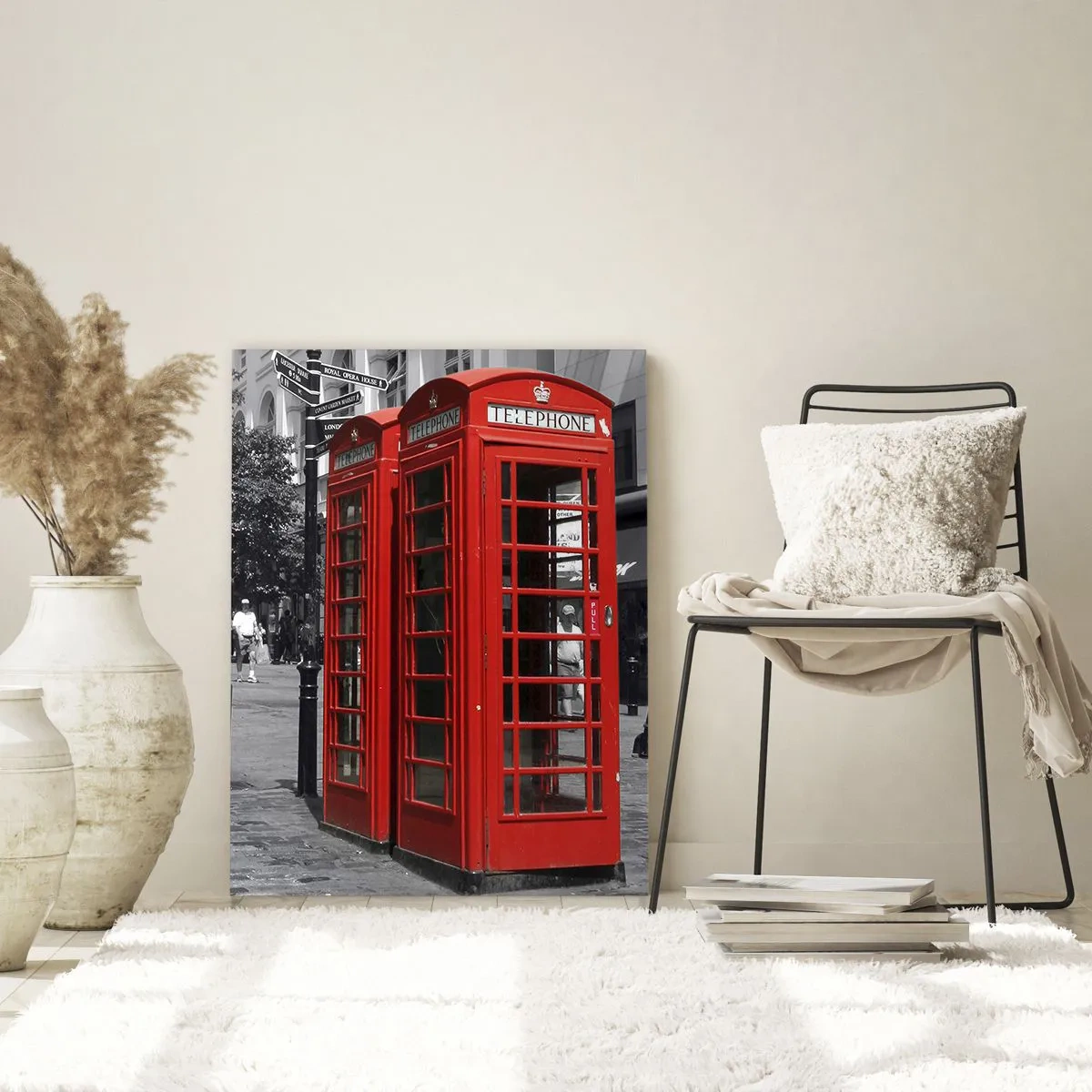 Quadro su vetro - Cabine telefoniche rosse su uno sfondo urbano bianco e nero. - 80x120cm - Cabine telefoniche rosse - Decorazione murale moderna per soggiorno e camera da letto ARTTOR