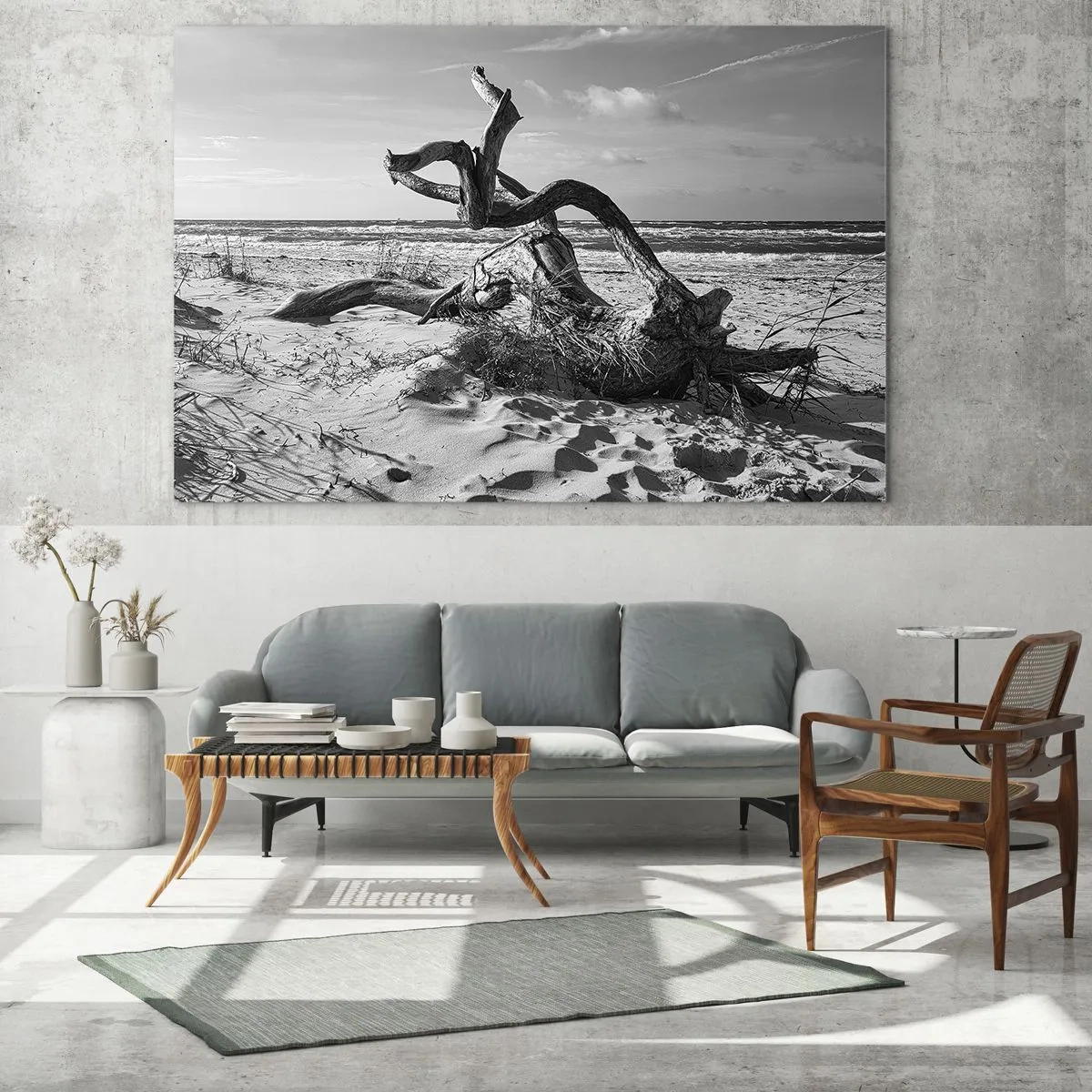 Quadro su vetro - Un paesaggio in bianco e nero con un ramo caduto su una spiaggia in riva al mare. - 70x50cm - Scolpito dal mare - Decorazione murale moderna per soggiorno e camera da letto ARTTOR