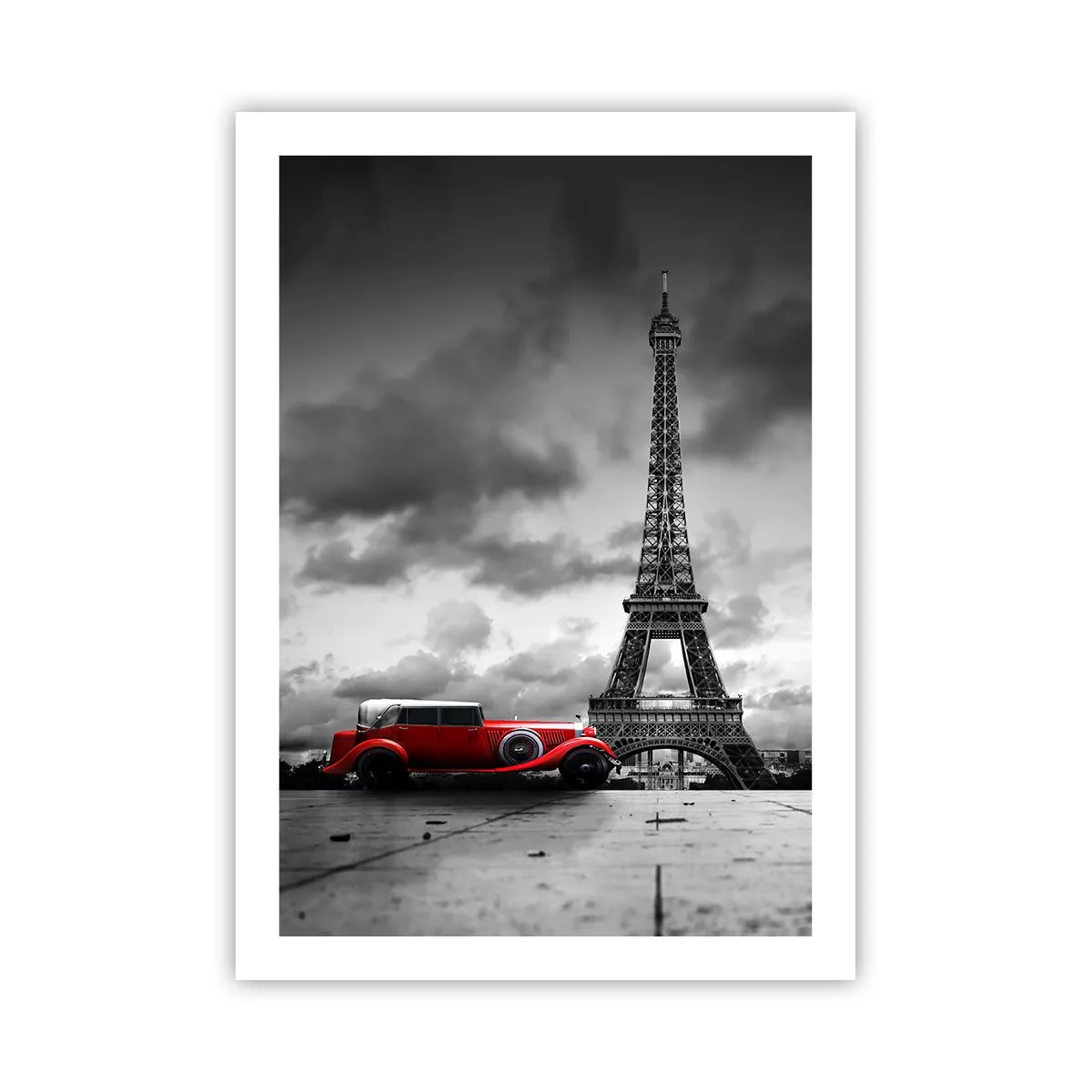 Poster - Un'auto rossa davanti alla Torre Eiffel in bianco e nero - 50x70cm - Non molto tempo fa a Parigi - Decorazione murale moderna per soggiorno e camera da letto ARTTOR