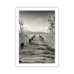 Poster - Un ponte di legno tra le canne sopra un lago color seppia - 50x70cm - Nel silenzio dell'erba - Decorazione murale moderna per soggiorno e camera da letto ARTTOR