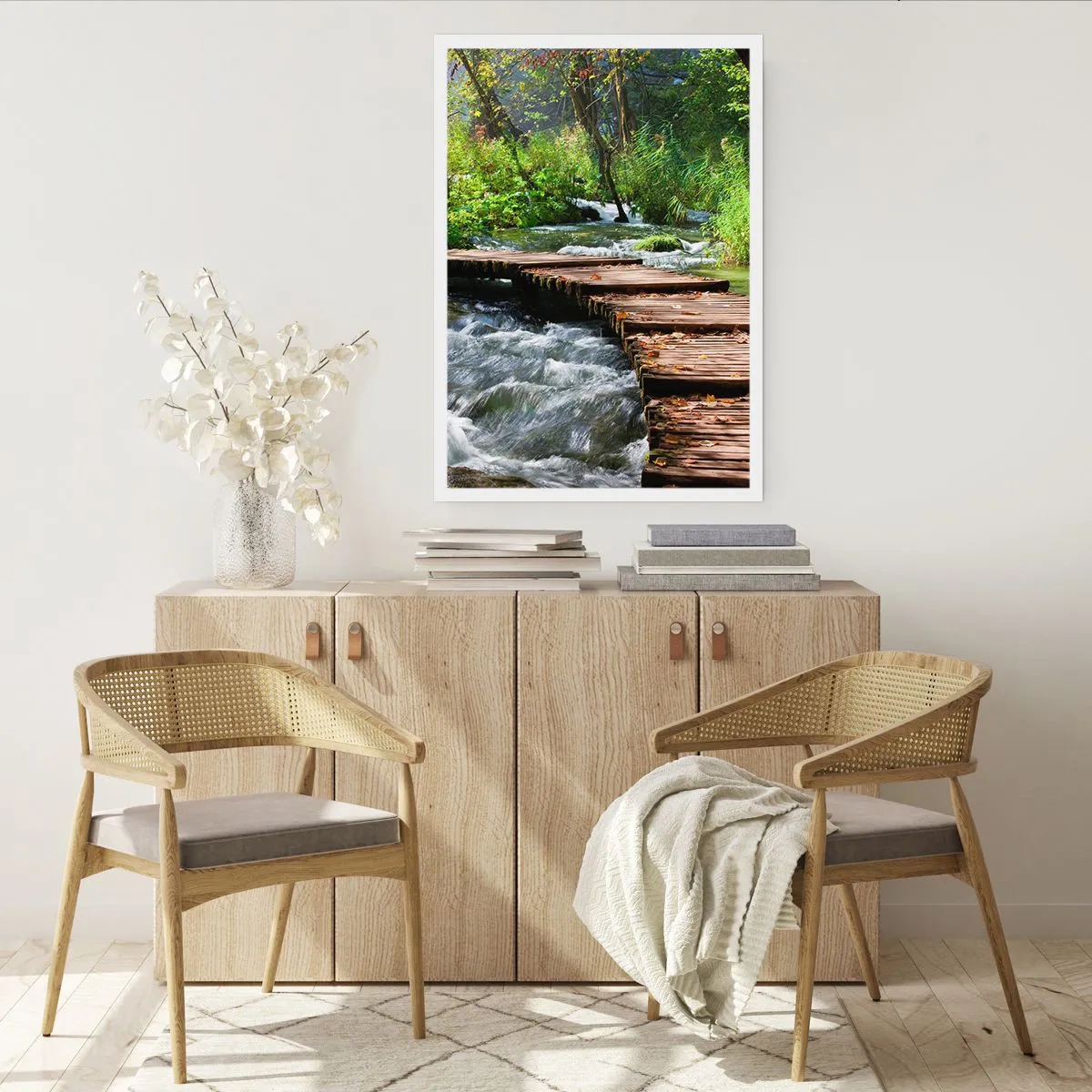 Poster - Un ponte di legno sopra un ruscello impetuoso - 50x70cm - Sulla cascata spumeggiante - Decorazione murale moderna per soggiorno e camera da letto ARTTOR