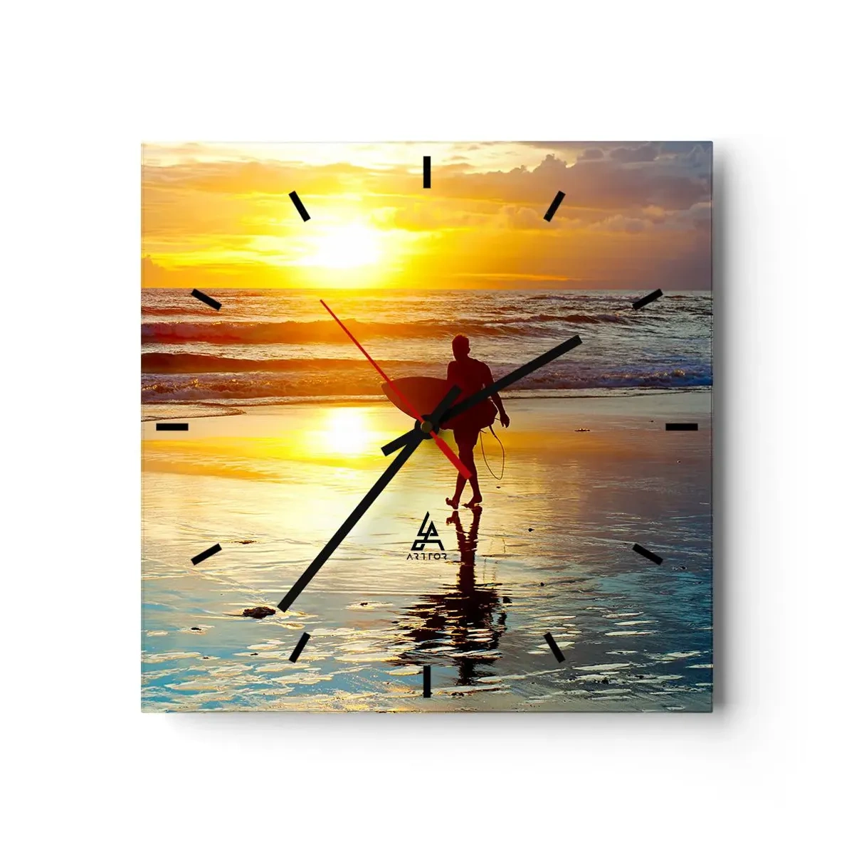 Orologio da parete - Orologio in Vetro - Un surfista cammina sulla spiaggia al tramonto con una tavola in mano. - 30x30cm - Il ritorno del guerriero - Decorazione murale moderna per soggiorno e camera da letto ARTTOR