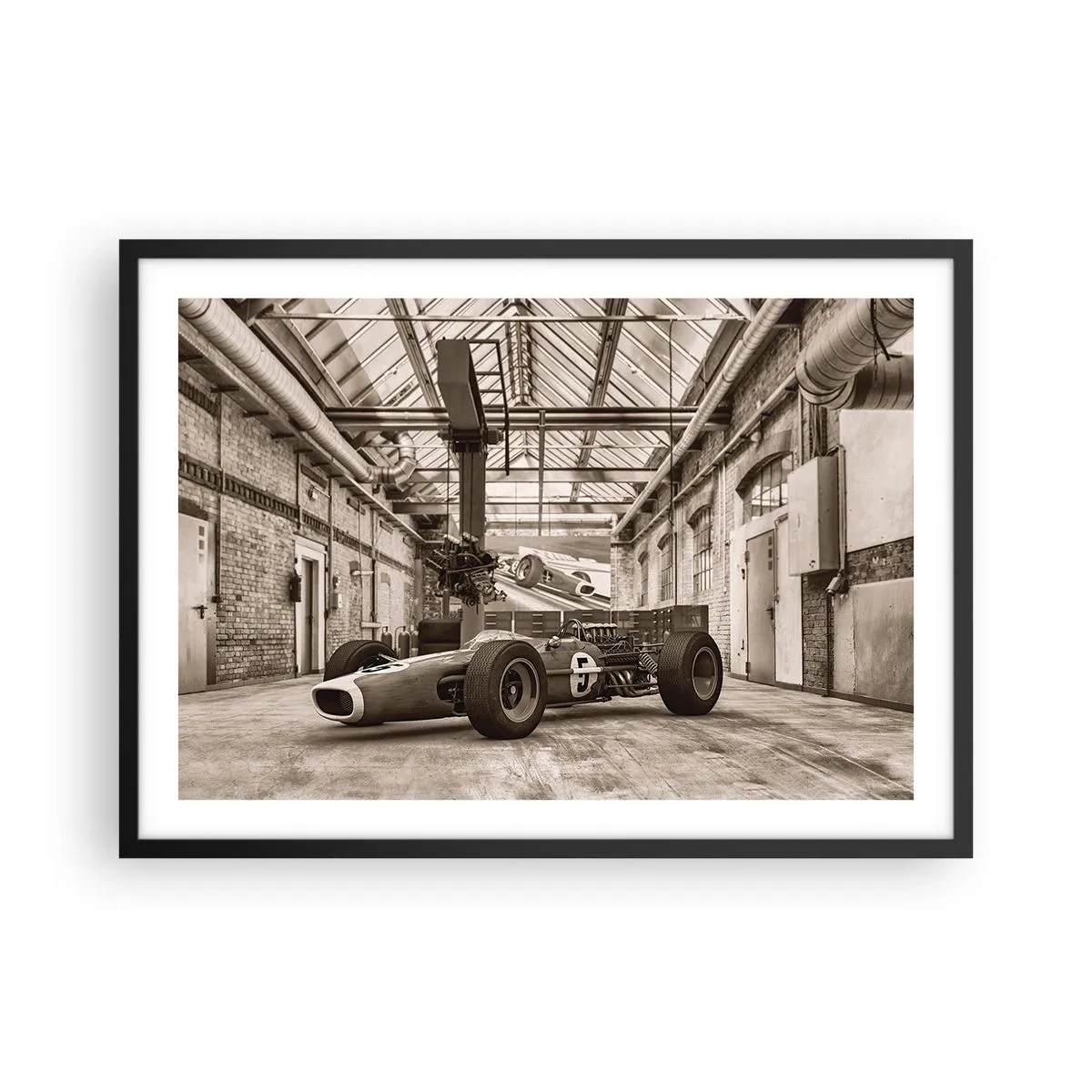 Poster in cornice nera - Auto da corsa in bianco e nero in un interno industriale - 70x50cm - Il riposo del vincitore - Decorazione murale moderna per soggiorno e camera da letto ARTTOR
