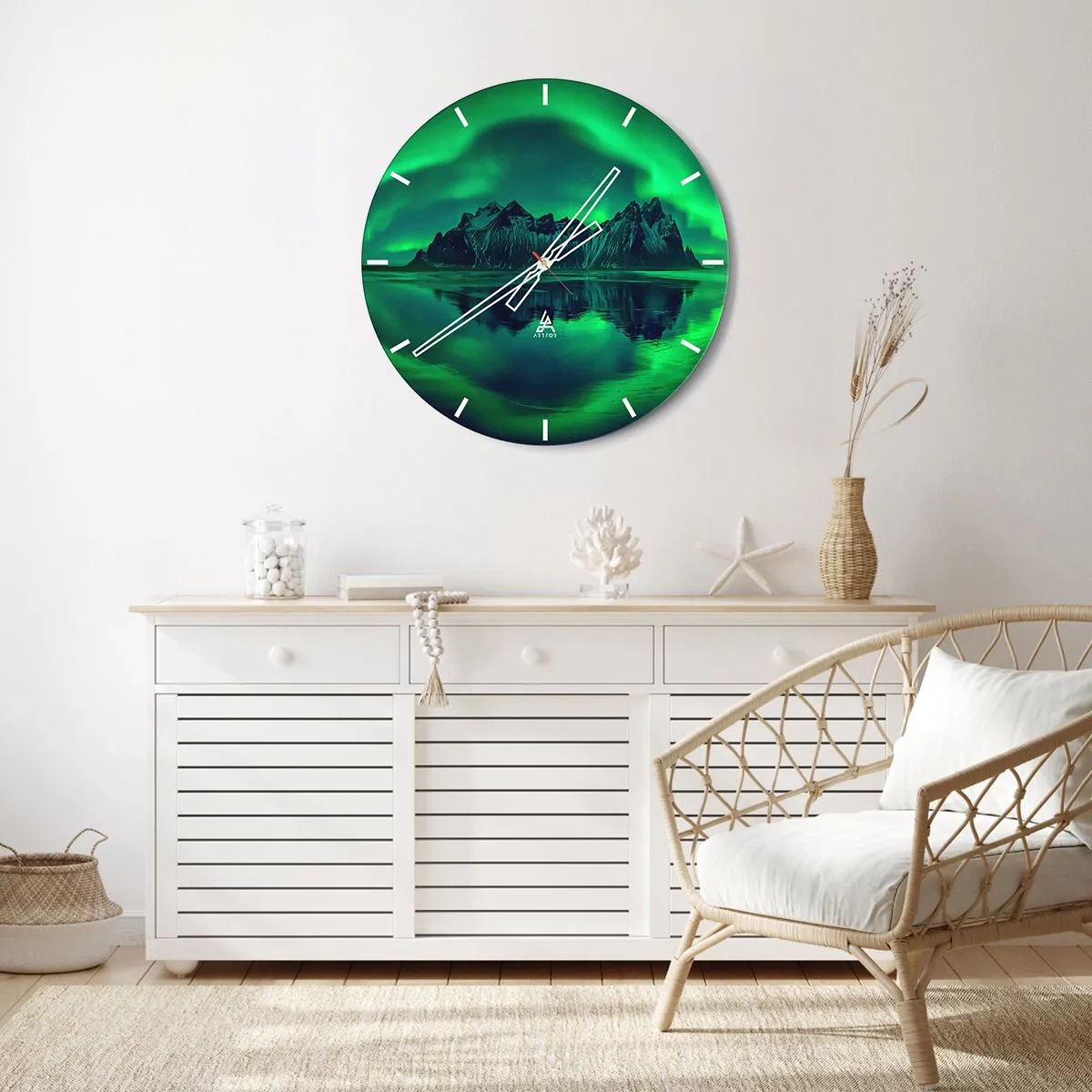 Orologio da parete - Orologio in Vetro - Aurora boreale su un paesaggio montano e il suo riflesso nell'acqua - 30x30cm - Tra le braccia dell'aurora boreale - Decorazione murale moderna per soggiorno, cucina e camera da letto ARTTOR