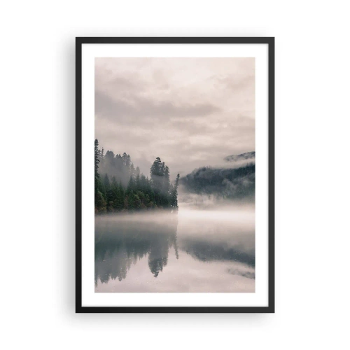 Poster in cornice nera - Una foresta nebbiosa riflessa nella calma superficie del lago - 50x70cm - Riflettendo nella nebbia - Decorazione murale moderna per soggiorno e camera da letto ARTTOR