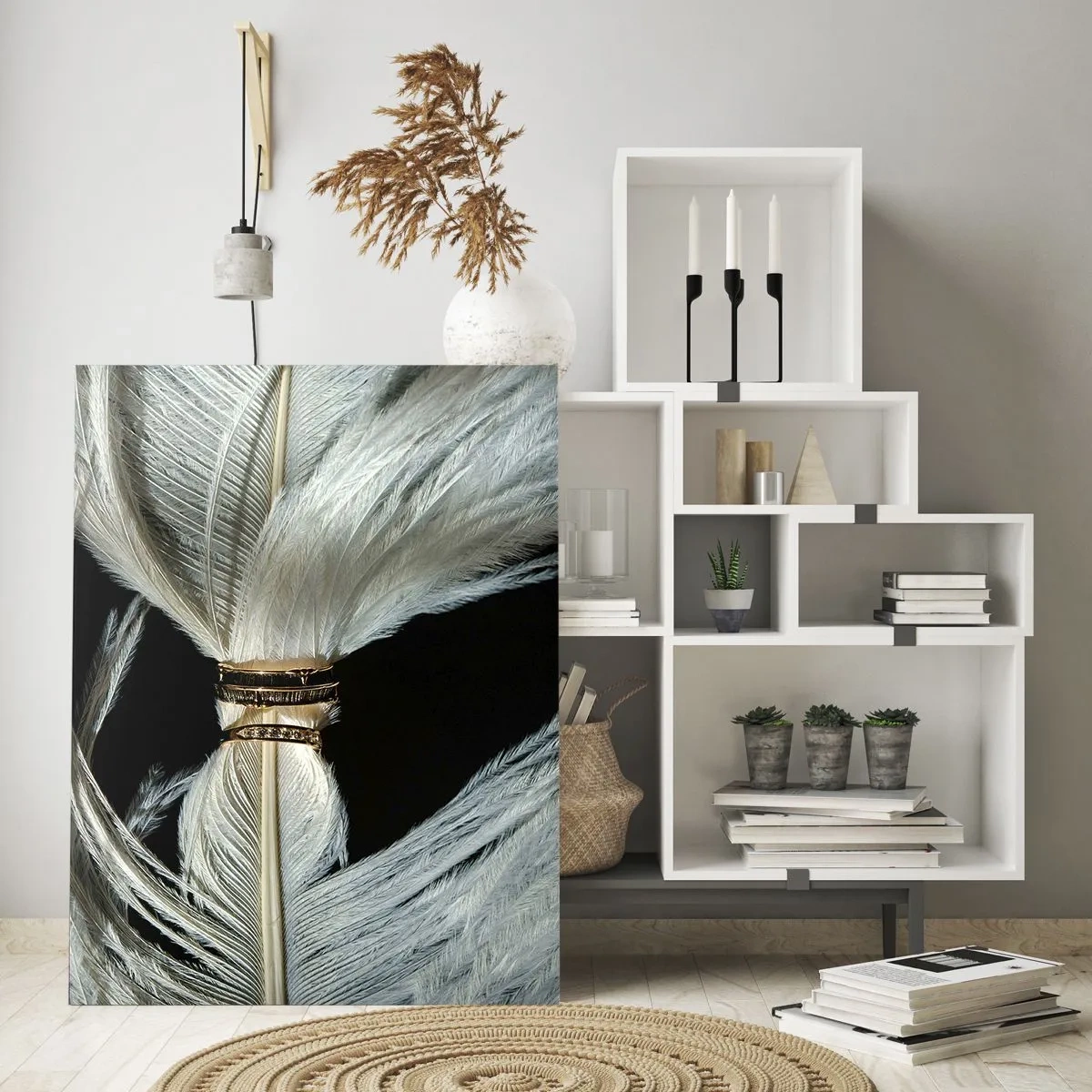 Quadro su vetro - Primo piano di fedi nuziali su piume bianche su sfondo nero - 50x70cm - ...e non ti lascerò... - Decorazione murale moderna per soggiorno e camera da letto ARTTOR